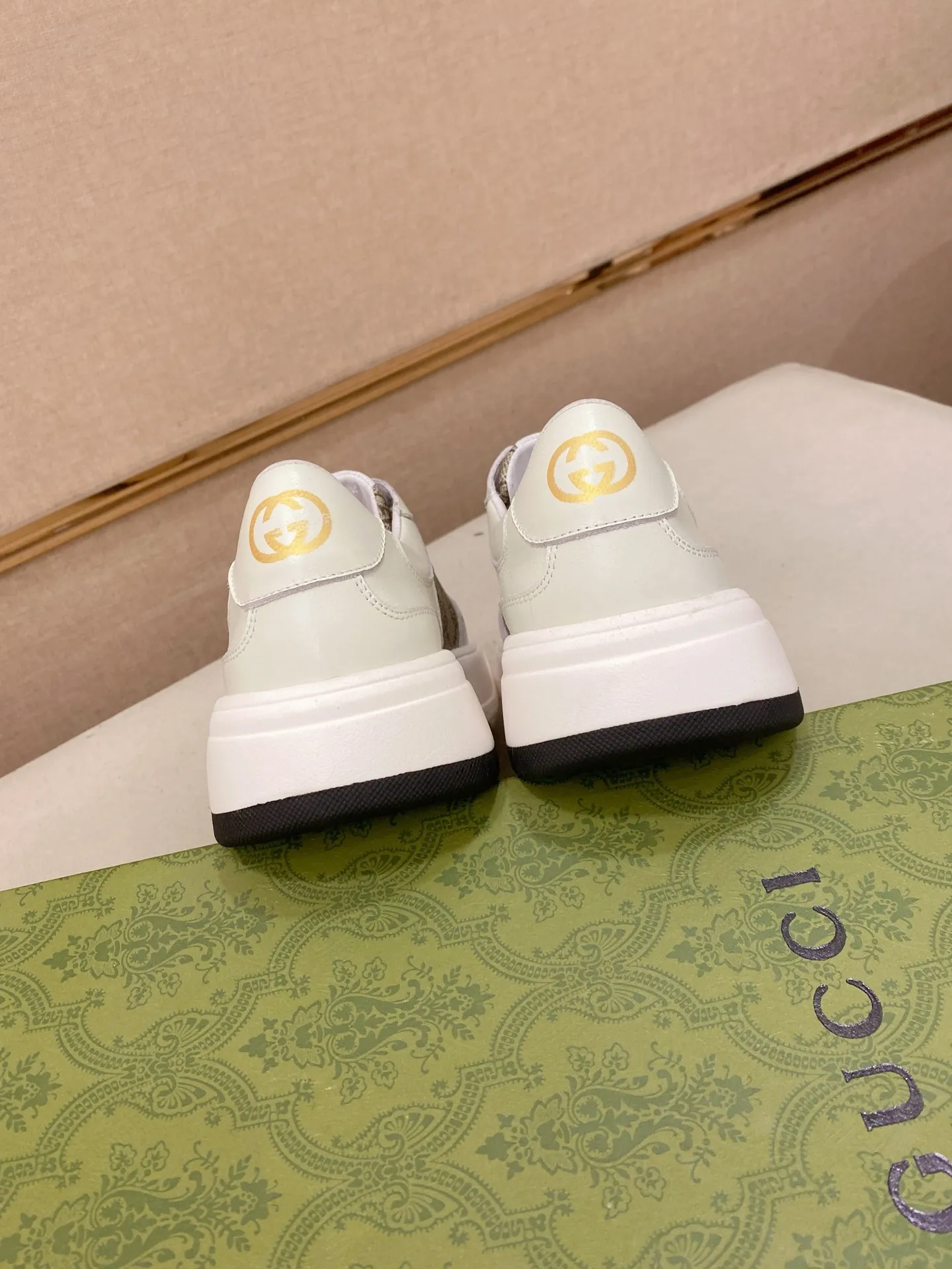 Men's shoes 💰 440 💰 High-quality new GUCCI counters are launched simultaneously. The new men's shoes, 😘fabrics are selected from imported cowhide, and the lining is sheepskin lining. 👍🏿 High-end ☄️ air-cushion molded anti-slip rubber outsole, exquisite lines, simple and elegant, comfortable and high-end for leisure travel. Code number: 38 to 44 (45 can be customized and cannot be returned or exchanged)